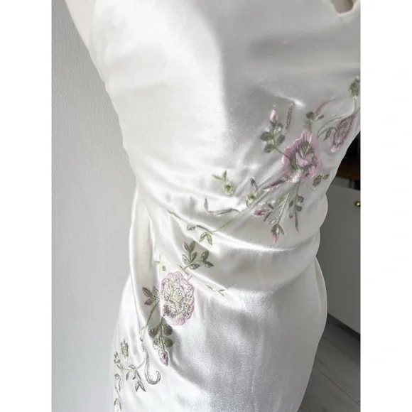 Vintage 90s Dave & Johnny White Satin Floral Embroidered Maxi Dress - Picture 3 of 9